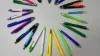 Load image into Gallery viewer, 流行的最便宜的塑料圆珠笔，带有定制标志  &#39;Popular Cheapest Plastic Ball Pen with Customized Logo&#39;

